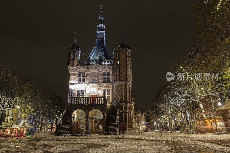 Deventer Brink小镇广场在一个寒冷的冬夜。